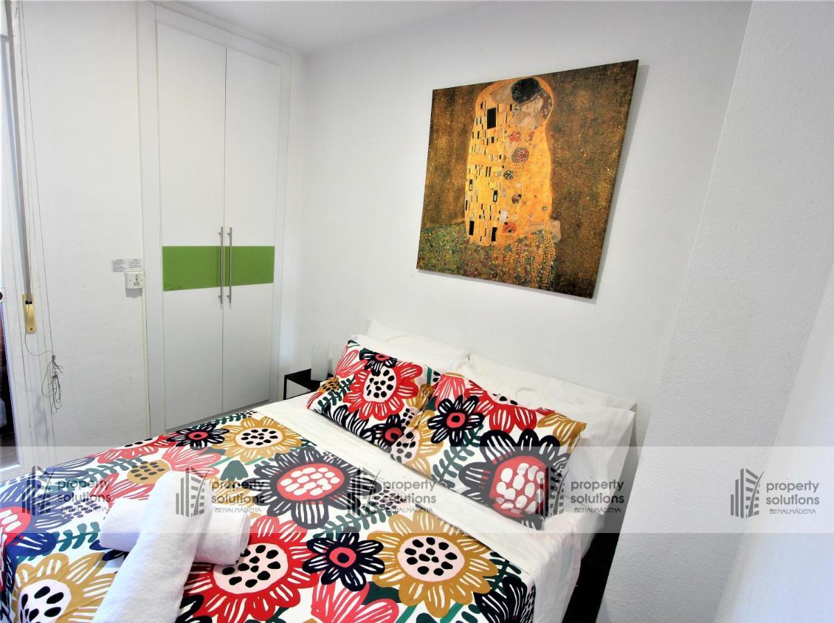Apartamento Torremolinos: Beachside Retreat with Pool and Free Parking Exterior photo